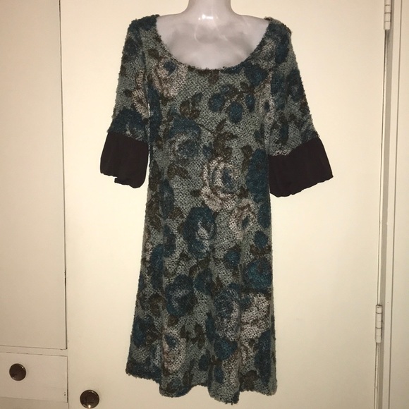 Beautiful woven dress with bell sleeves - Picture 1 of 6